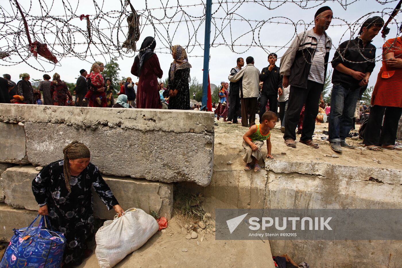 Refugees cross Uzbekistan's border