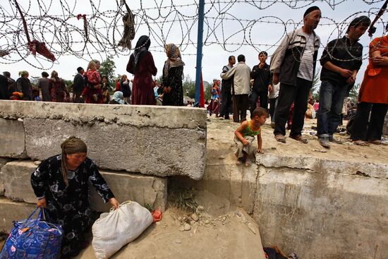 Refugees cross Uzbekistan's border