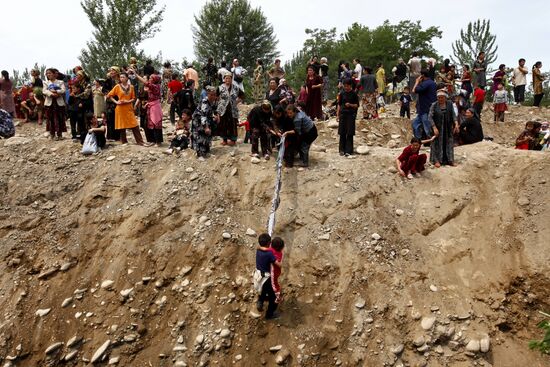 Refugees cross Uzbekistan's border