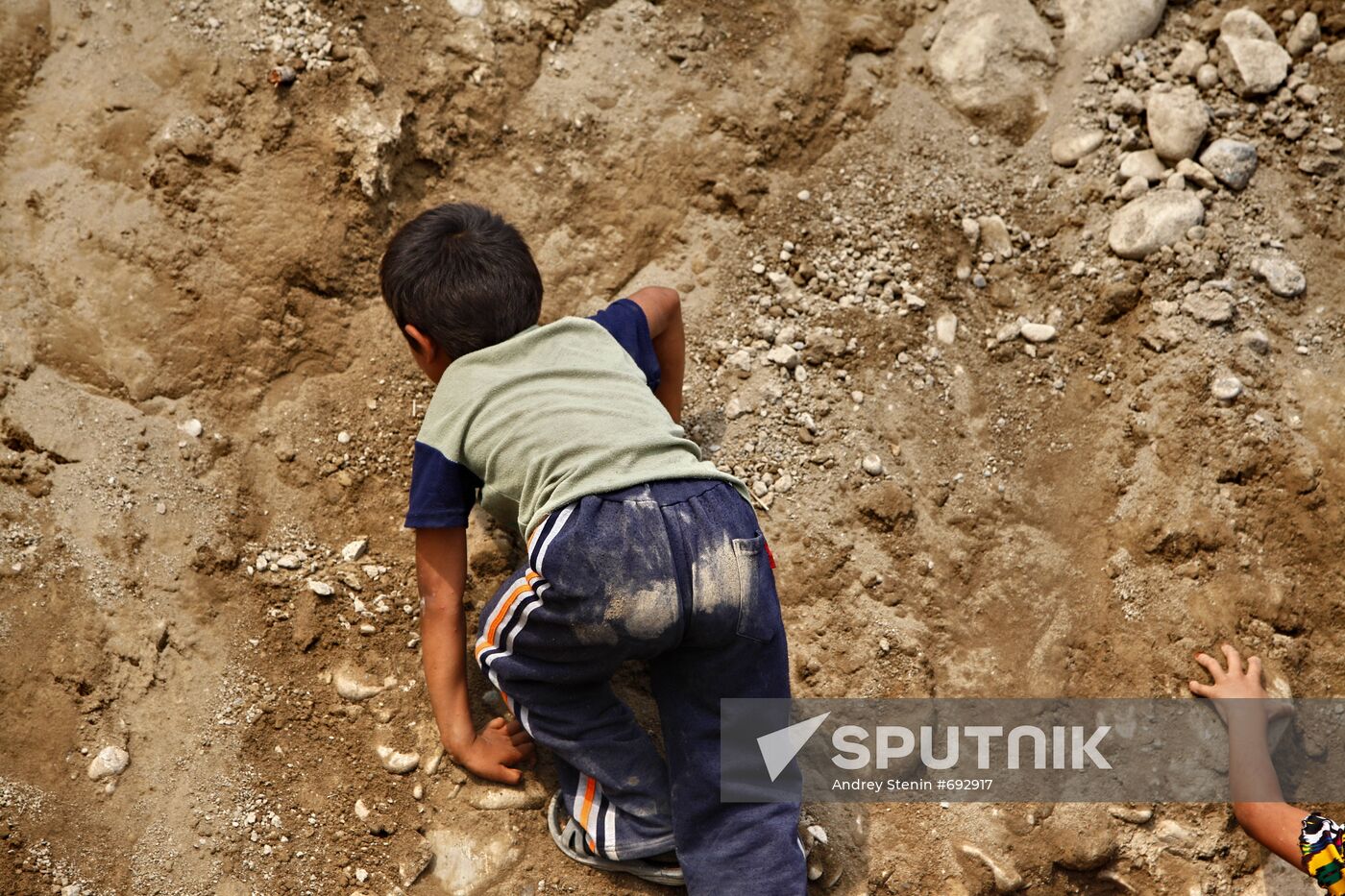 Refugees cross Uzbekistan's border