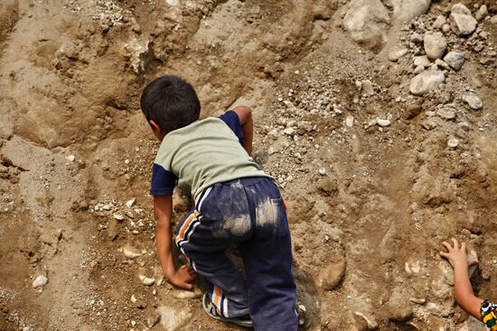 Refugees cross Uzbekistan's border