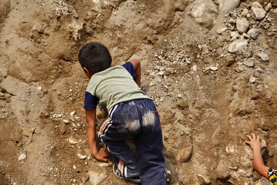 Refugees cross Uzbekistan's border
