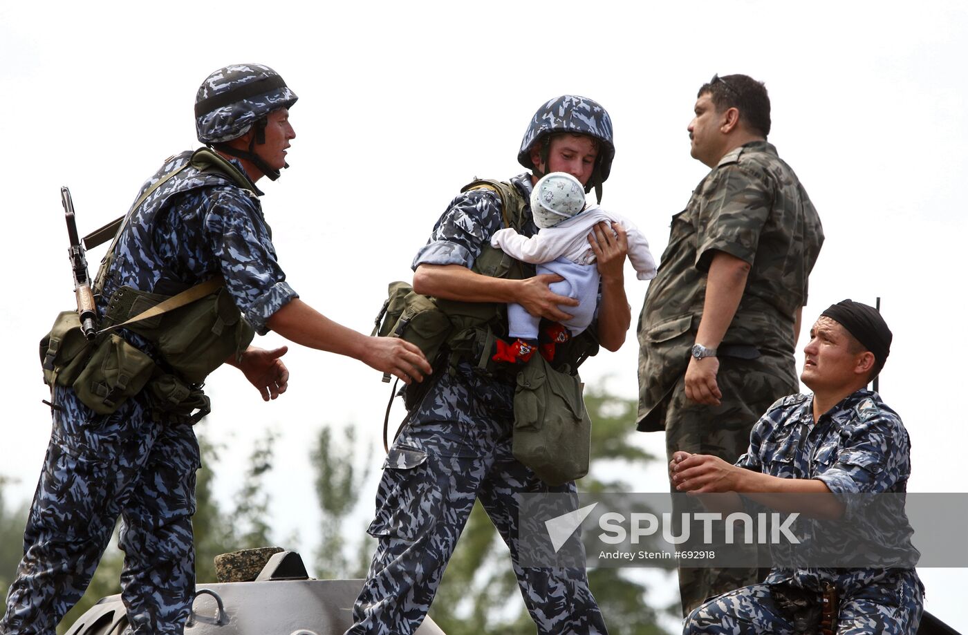 Refugees cross Uzbekistan's border