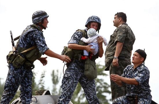 Refugees cross Uzbekistan's border