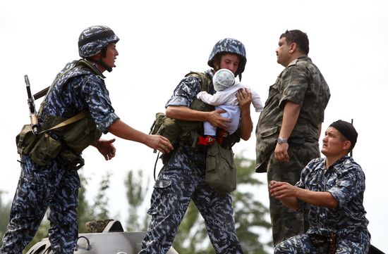 Refugees cross Uzbekistan's border