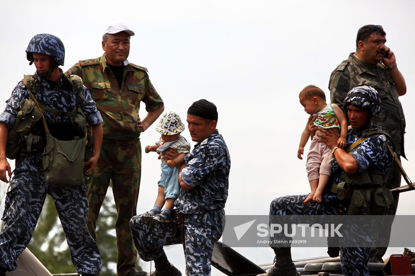 Refugees cross Uzbekistan's border