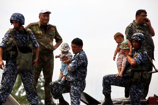 Refugees cross Uzbekistan's border