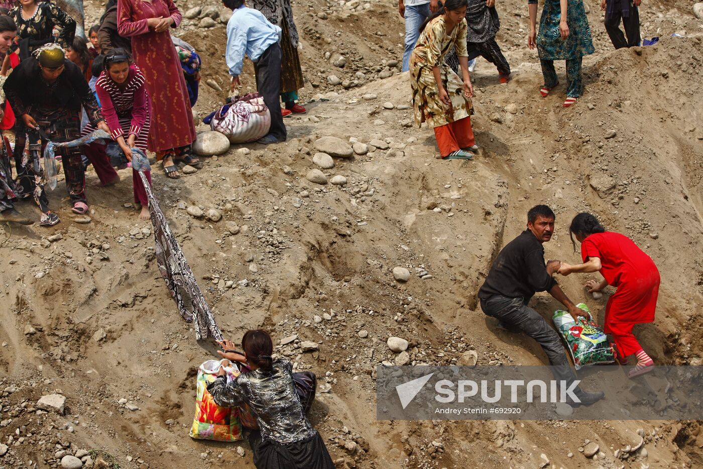 Refugees cross Uzbekistan's border