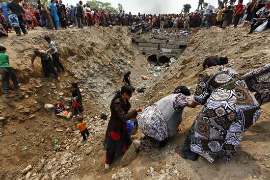 Refugees cross Uzbekistan's border