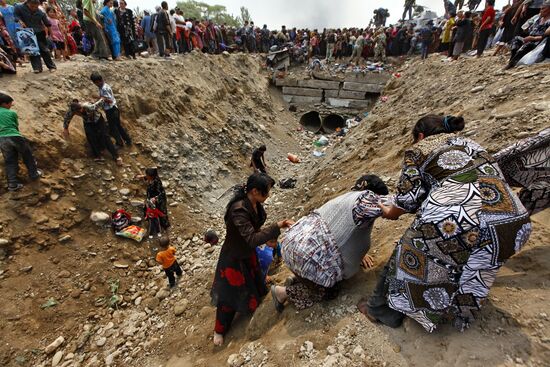 Refugees cross Uzbekistan's border