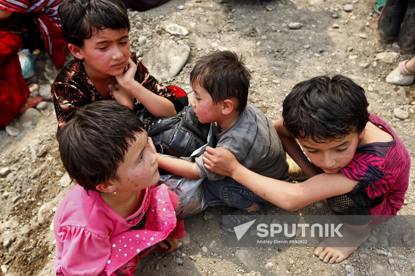 Refugees cross Uzbekistan's border