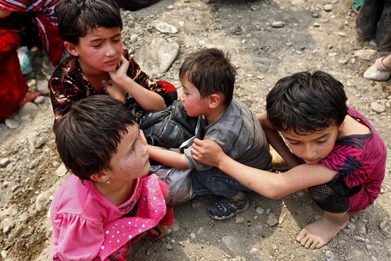 Refugees cross Uzbekistan's border