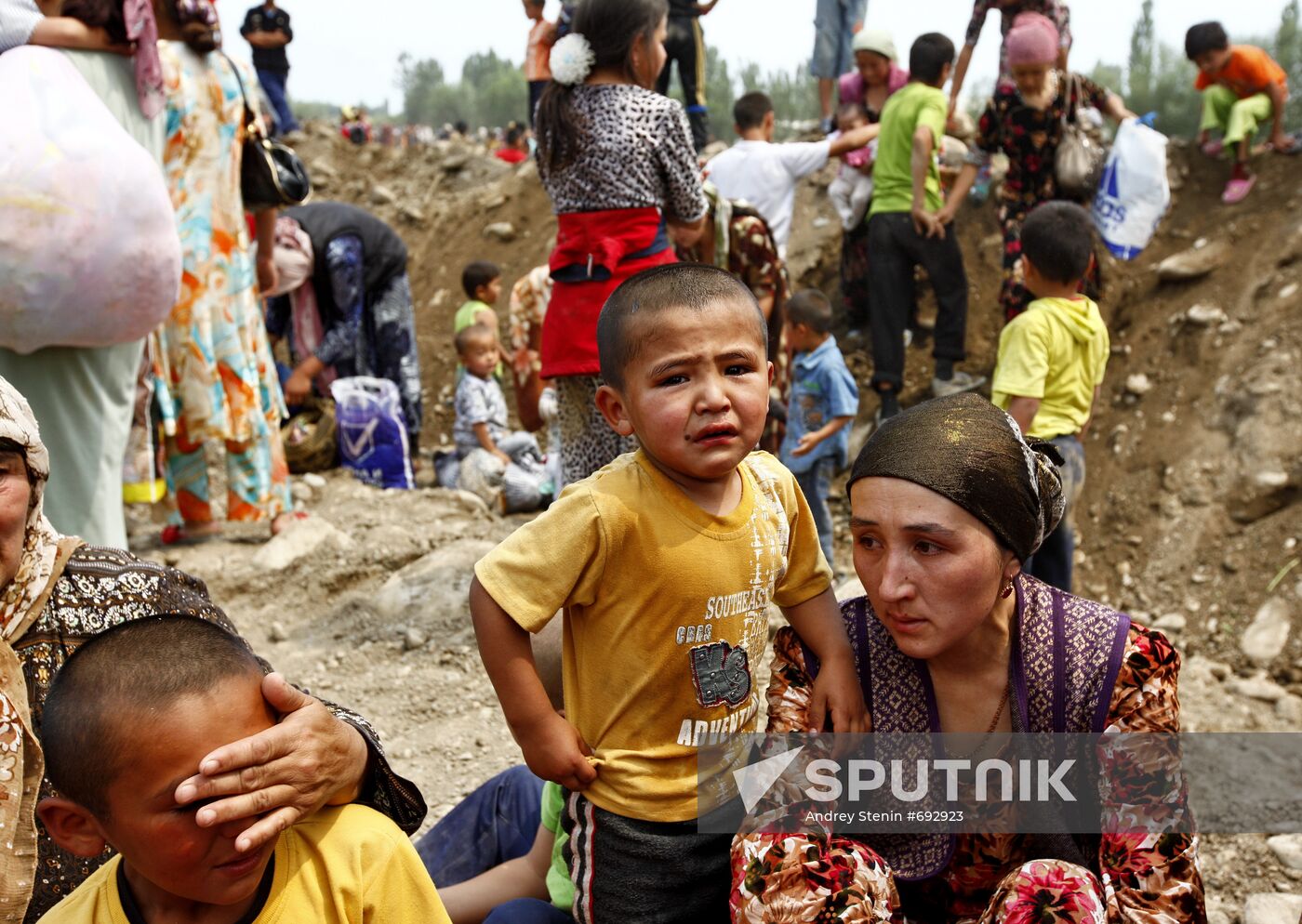 Refugees cross Uzbekistan's border