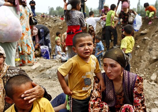 Refugees cross Uzbekistan's border