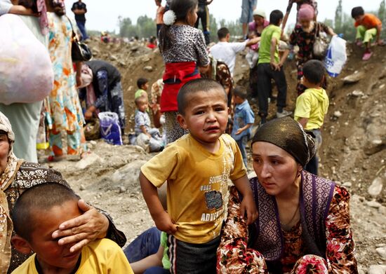 Refugees cross Uzbekistan's border