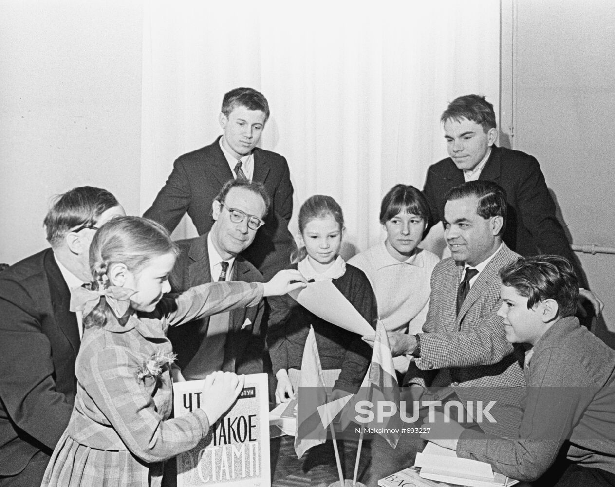 Lev Kassil and N. Jane talking to Moscow schoolchildren