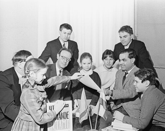 Lev Kassil and N. Jane talking to Moscow schoolchildren