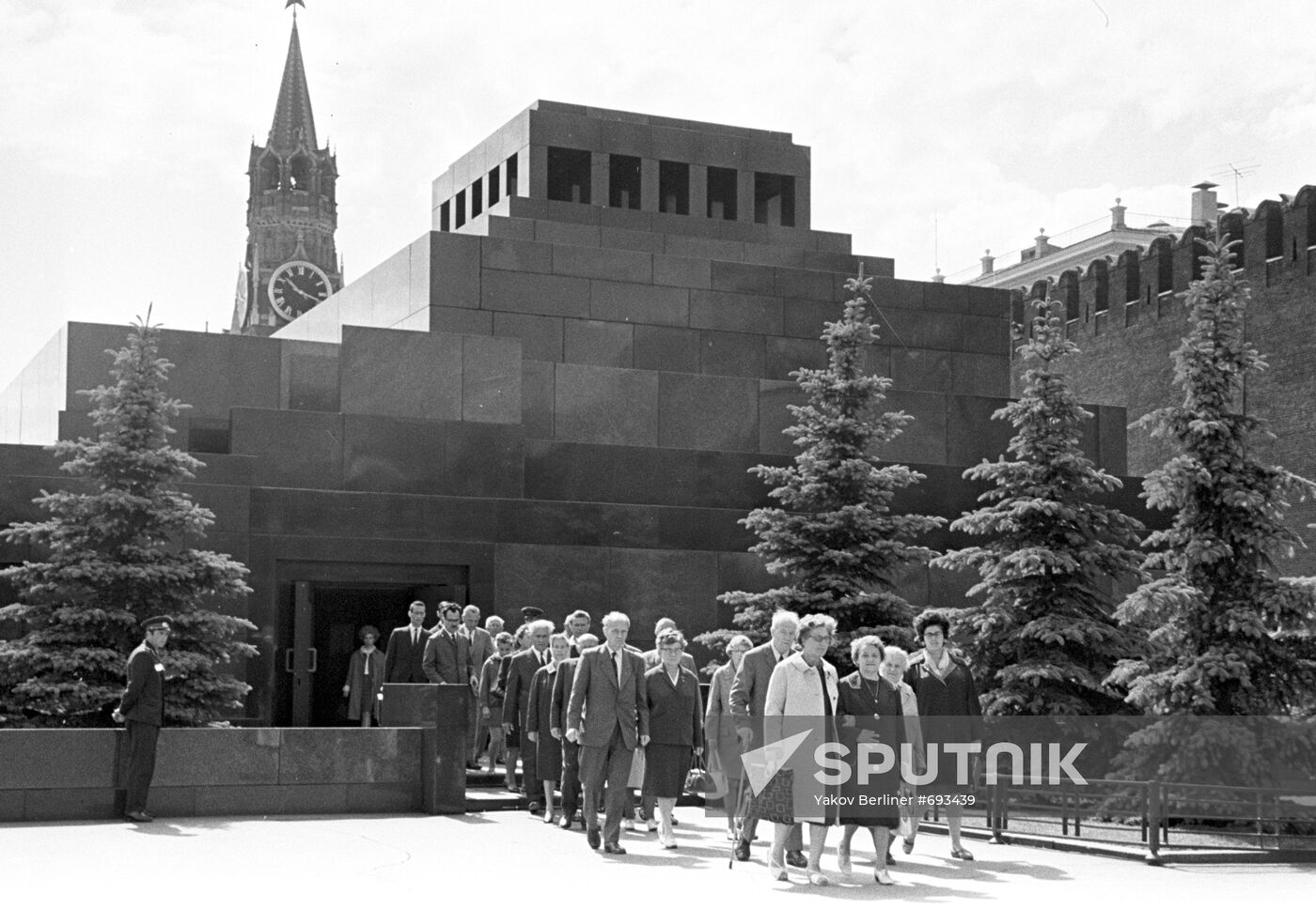 German anti-fascist delegation visits Vladimir Lenin's Mausoleum
