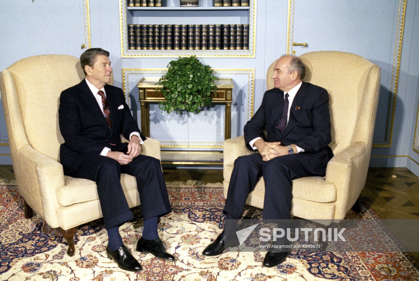 Mikhail Gorbachev and Ronald Reagan talking