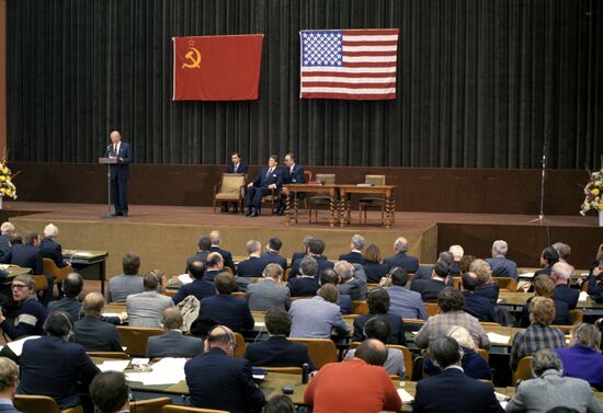 Closing ceremony of Soviet-American meeting