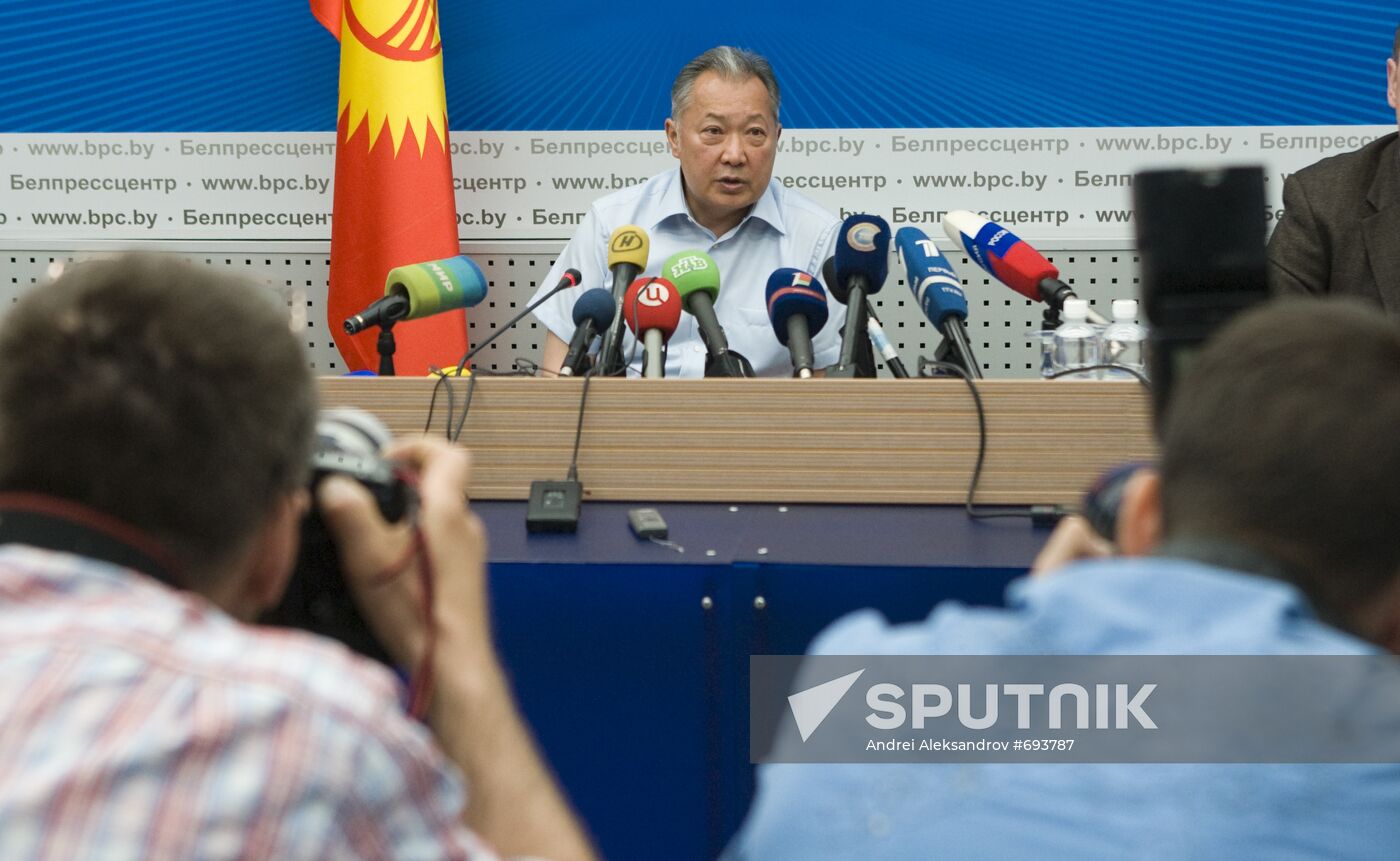 Kurmanbek Bakiyev gives news conference in Minsk