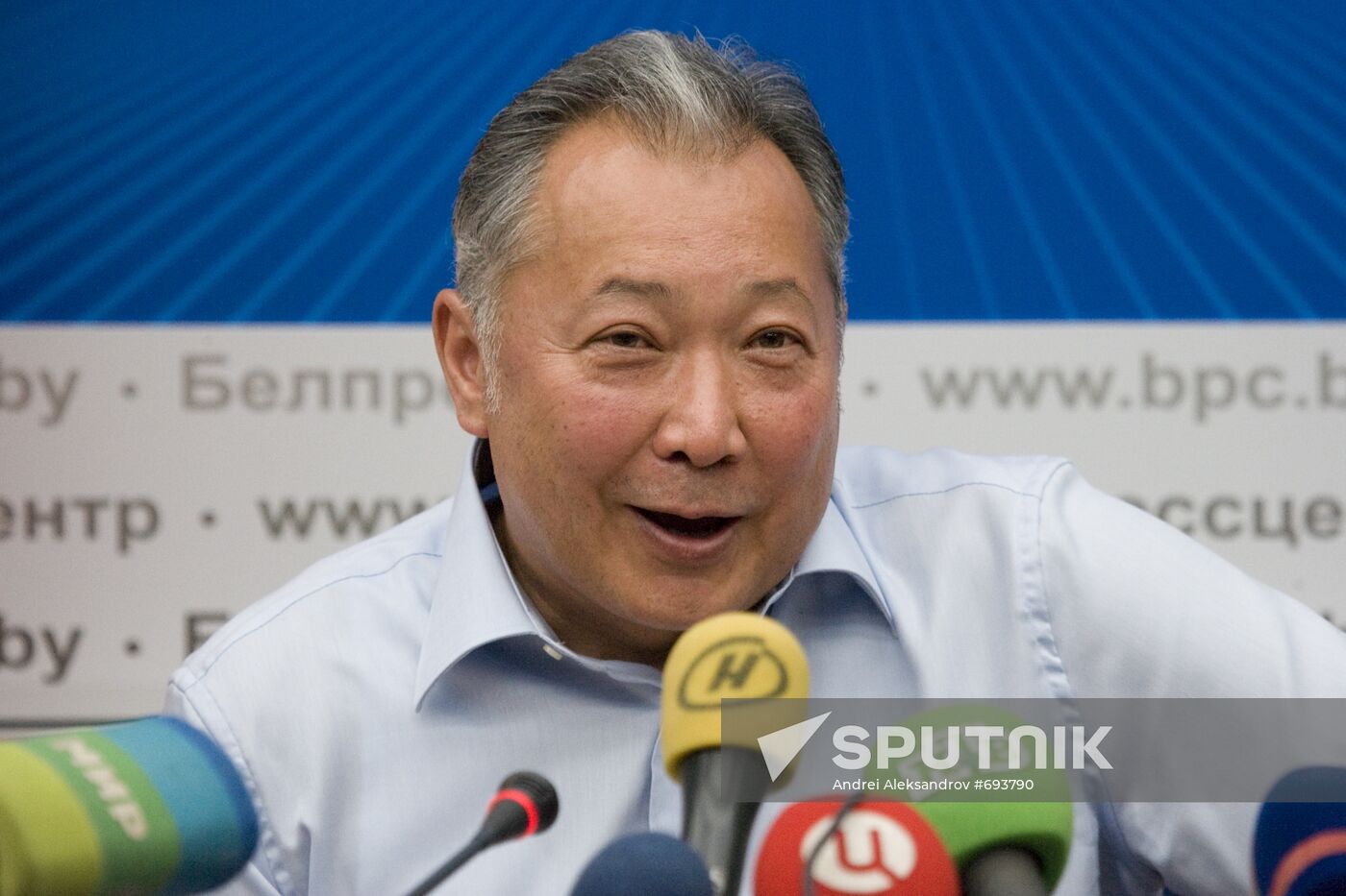 Kurmanbek Bakiyev gives news conference in Minsk