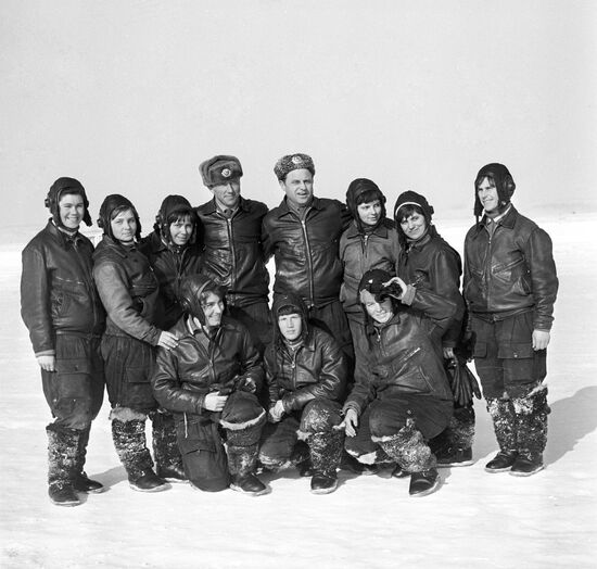 Group of sportswomen-parachutists participants of jump