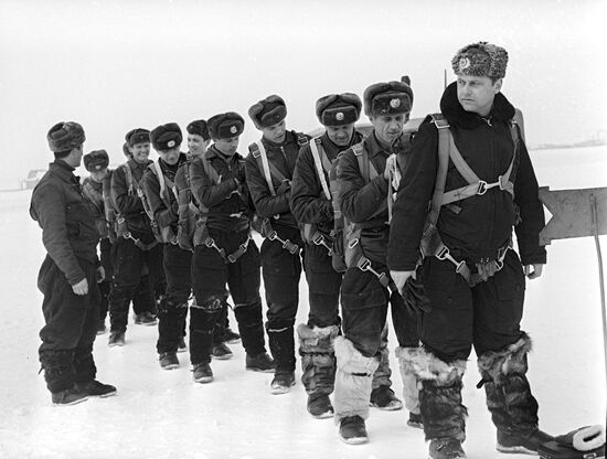 Parachutists before boardging aircraft