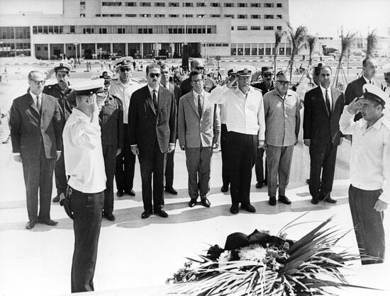 Laying wreath to war victims in Port Said