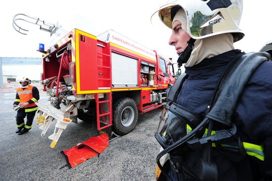 Paris fire-fighting brigade training