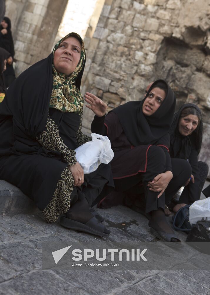 Syrian women at Damascus main mosque