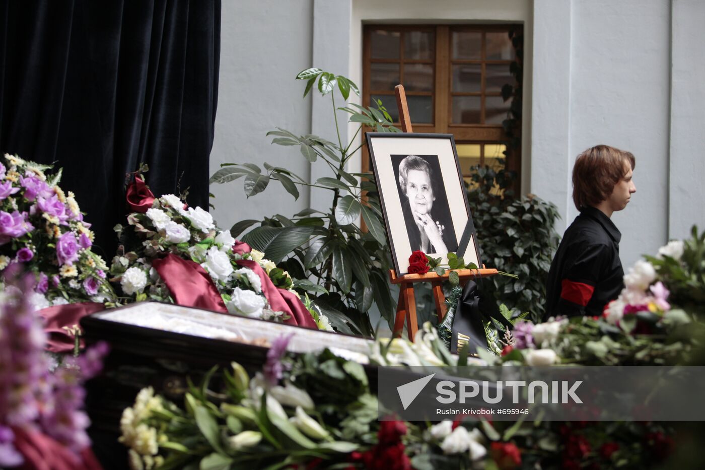 Last respects paid to ballet dancer Marina Semyonova
