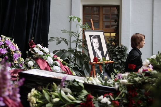Last respects paid to ballet dancer Marina Semyonova