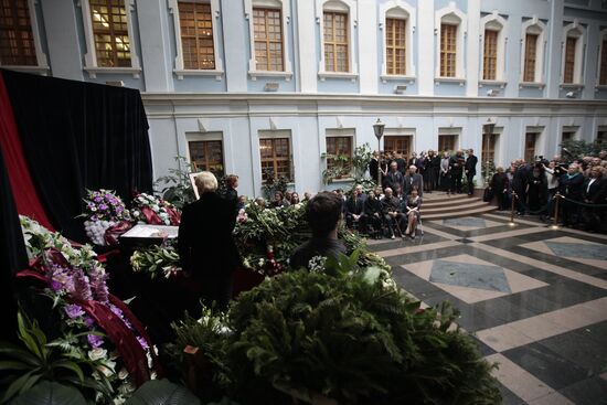 Paying last respects to ballet dancer Marina Semyonova