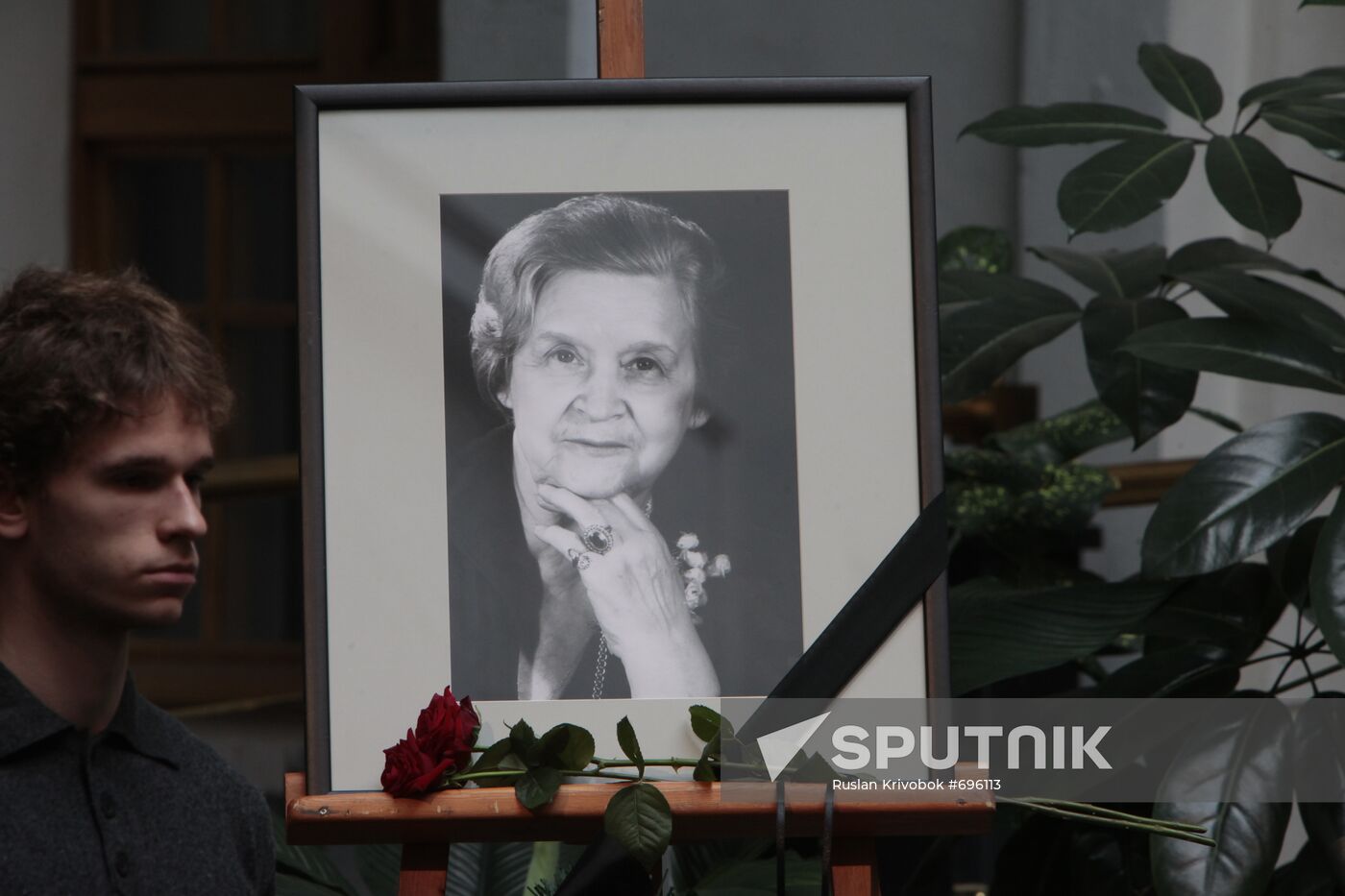 Paying last respects to ballet dancer Marina Semyonova