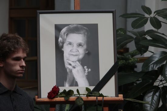 Paying last respects to ballet dancer Marina Semyonova