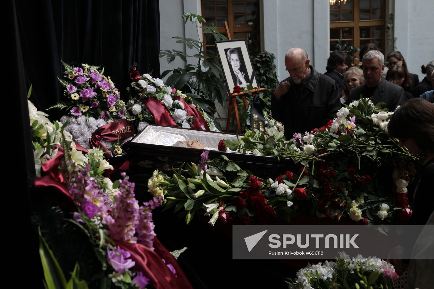 Paying last respects to ballet dancer Marina Semyonova
