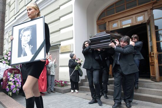 Paying last respects to ballet dancer Marina Semyonova