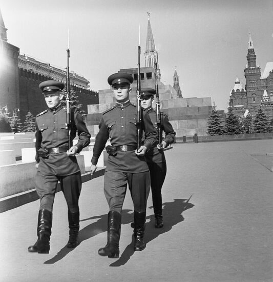 Changing of guard of honor