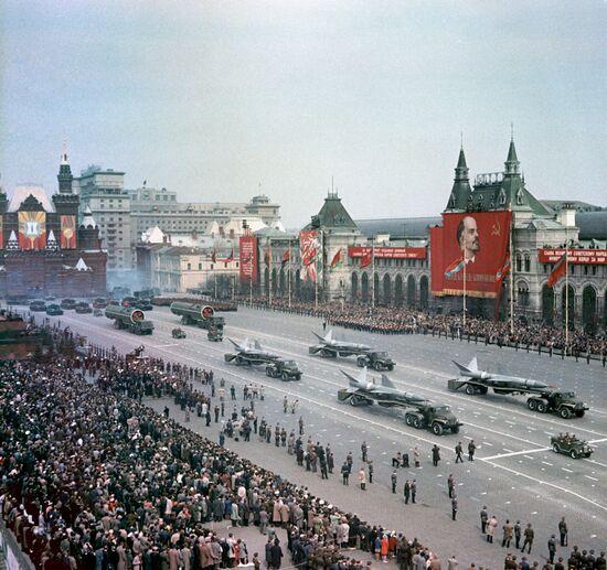 Military parade devoted to 20th victory anniversary