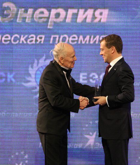 Dmitry Medvedev awards Global Energy international prizes