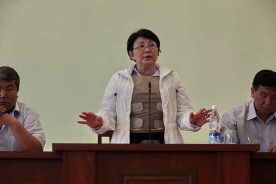 Roza Otunbayeva arrrives in Osh
