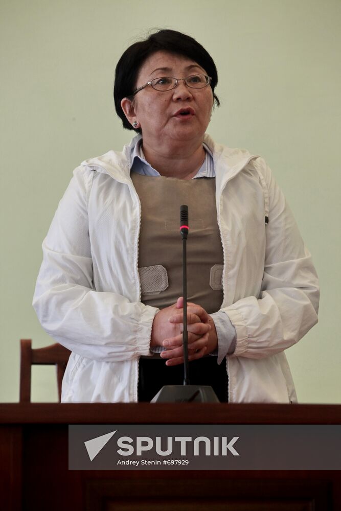 Roza Otunbayeva arrrives in Osh