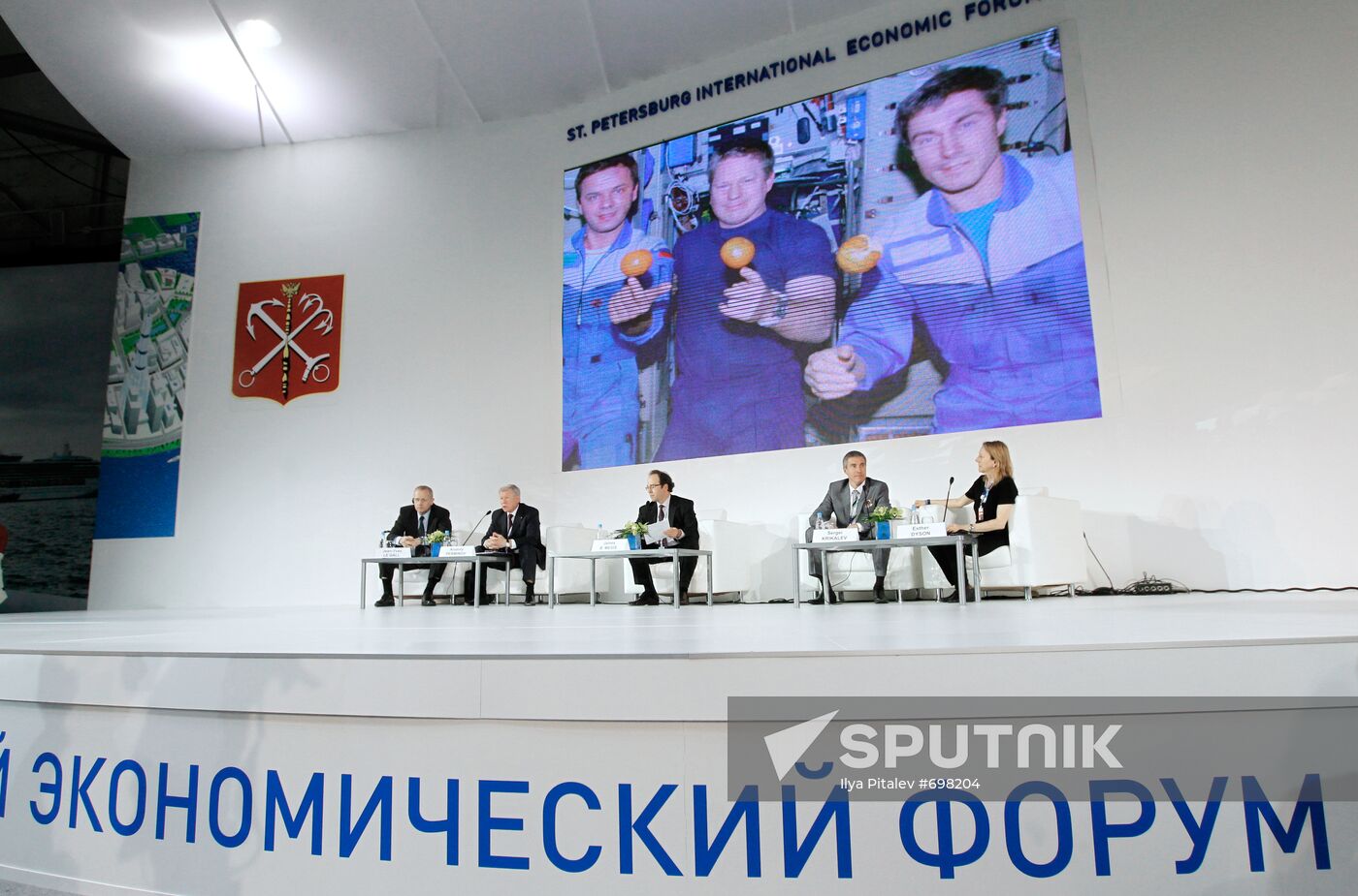 Jean-Yves Le Gall, Anatoly Perminov, Sergey Krikalev