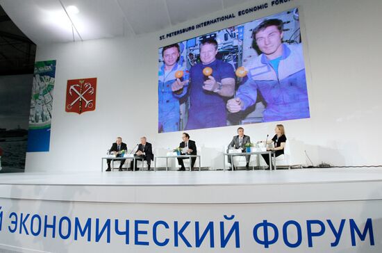Jean-Yves Le Gall, Anatoly Perminov, Sergey Krikalev