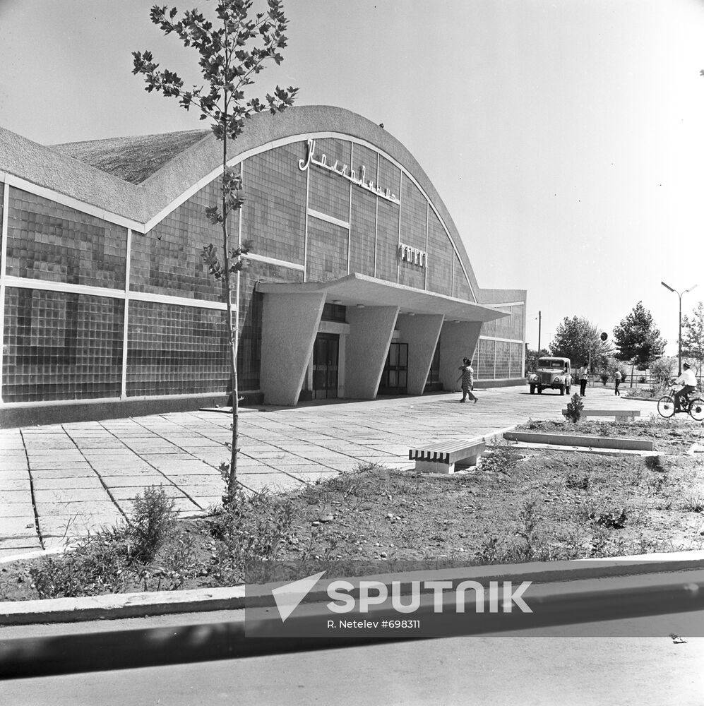 Collective farm market in Chkalovsk, Tajik SSR