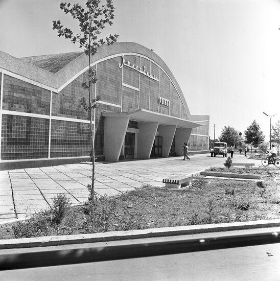 Collective farm market in Chkalovsk, Tajik SSR
