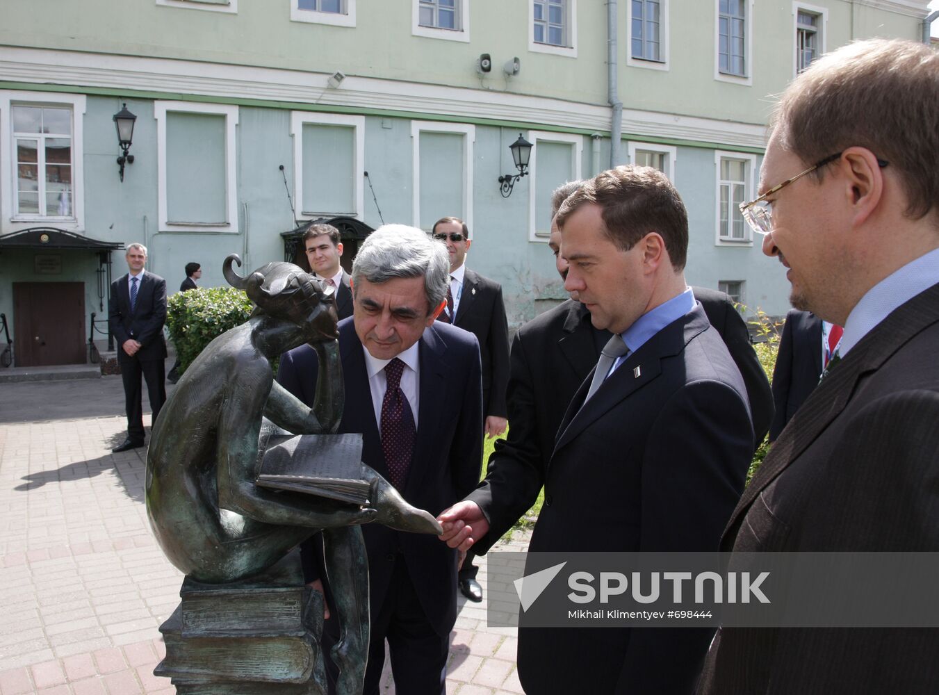Dmitry Medvedev, Serzh Sargsyan visit St. Petersburg University