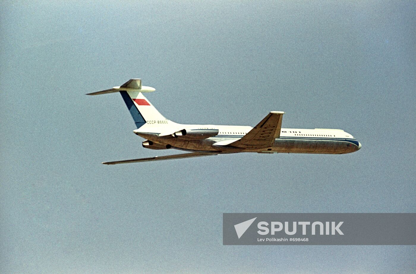 IL-62 air liner in flight