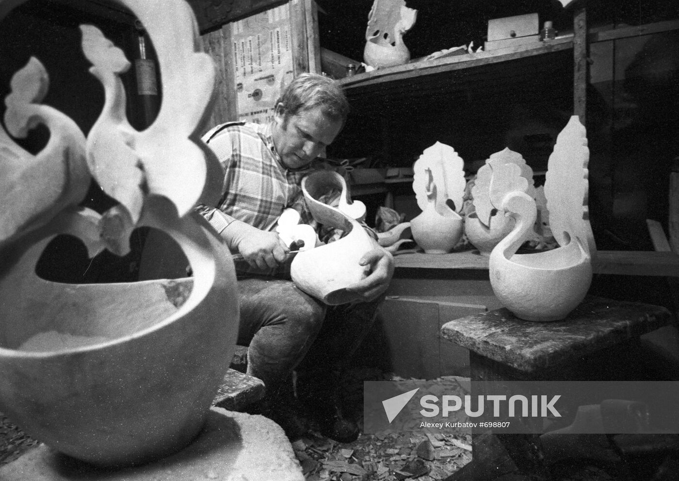 Alexander Zapanov, wood carver at Lenin state farm